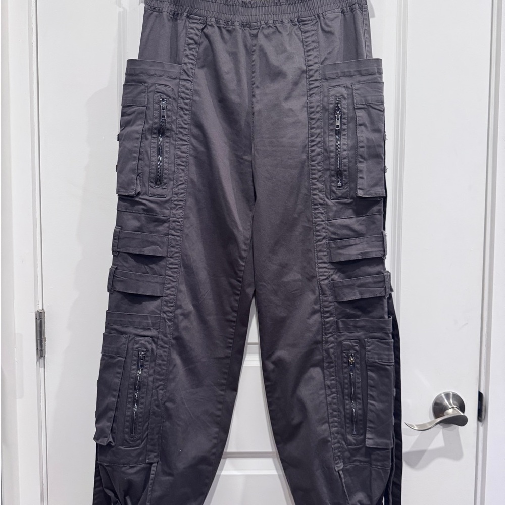 AKIRA Women’s Gray Cargo Pants